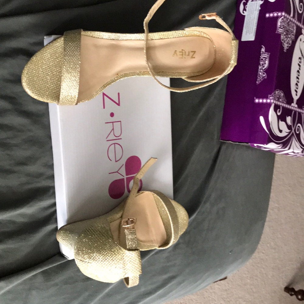 Z•RIEY. SKU: F26-1-1FG085 size 8 1/2 Gold
